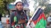 Афганець продає прапори Афганістану до Дня незалежності. Серпень 2019 року