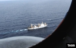 Спасательная операция на месте крушения большого автономного морозильного траулера (БАТМ) "Дальний Восток" в акватории Охотского моря