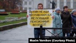 Активист в Екатеринбурге стоит в пикете, 7 октября 2018