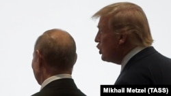 Vladimir Putin (solda) və Donald Trump, arxiv fotosu