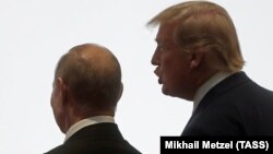 Vladimir Putin (solda) və Donald Trump 