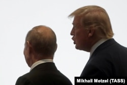 Президент Росії Володимир Путін і президент США Дональд Трамп розмовляють під час саміту G20 в Осаці. Японія, 28 червня 2019 року