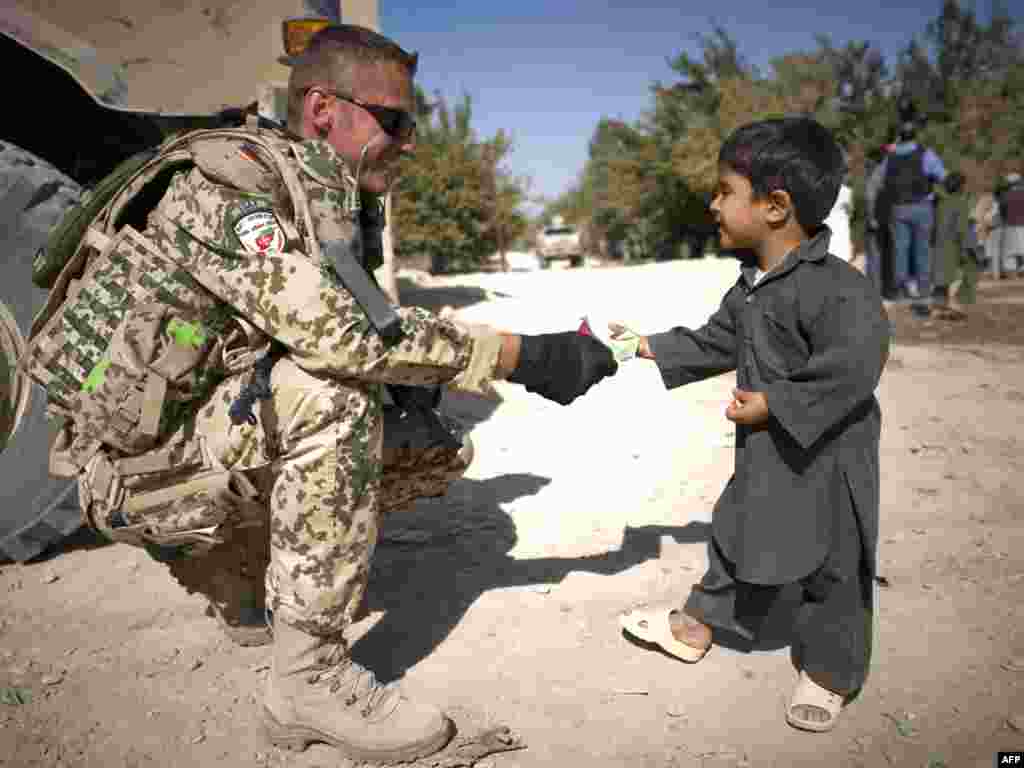 Afganistan - Novo poznanstvo - Njemački vojnici u Balkhu obučavaju lokalne policajce kako bi preuzeli odgovornost za bezbjednost u zemlji. Ovaj vojnik ćaska sa novim malim afganistanskim prijateljem. 