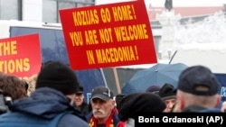 Protestë në Maqedoni kundër ndryshimit të emrit, gjatë vizitës së Kotzias në Shkup. 23 mars, 2018.