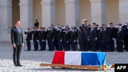 Jacque Chiracnen vedalaşuv merasiminde Emmanuel Macron, Parij, 2019 senesi, sentâbr 30