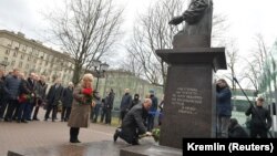 Владимир Путин возлагает цветы к памятнику Анатолию Собчаку в Санкт-Петербурге, 19 февраля 2020 года