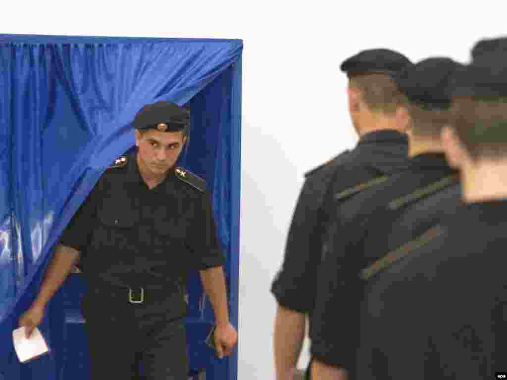 მოლდავეთის არმიის მოსამსახურეები კიშინიოვის ერთ-ერთ საარჩევნო უბანზე