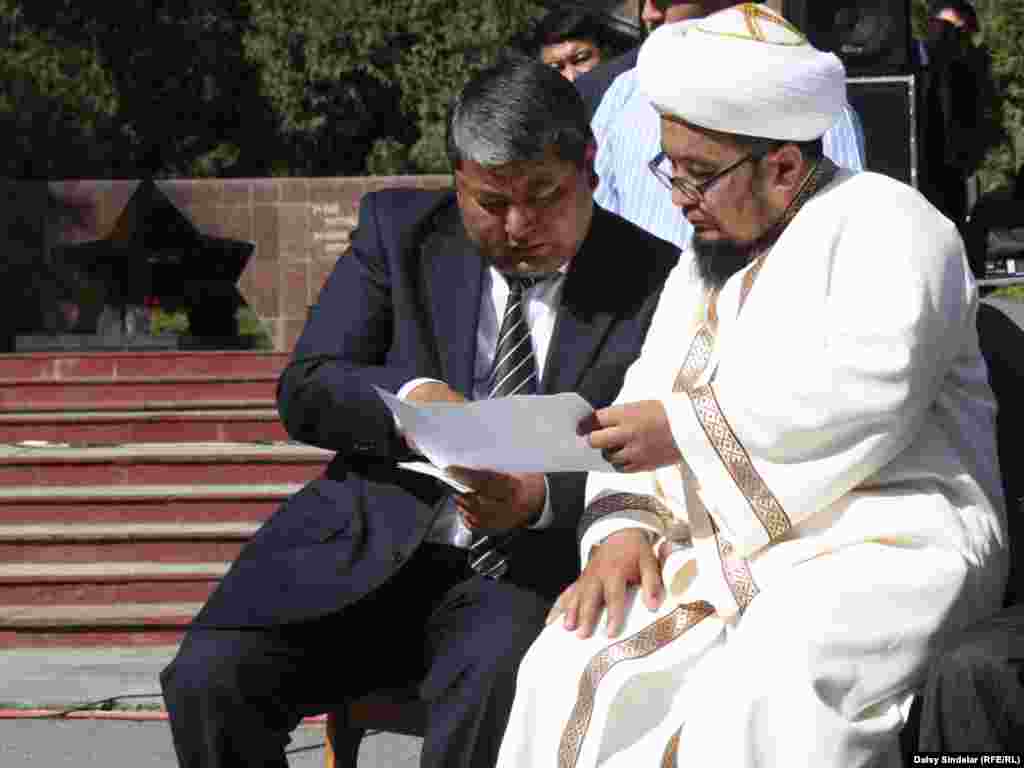 Osh Mayor Melisbek Myrzakmatov (left) with Kyrgyz mufti Chubak-hajji Jalilov at commemorations in Osh. Myrzakmatov has come under heavy criticism for his role in the clashes and what is seen as a pronounced anti-Uzbek bias in judicial proceedings following the violence.Photo by RFE/RL's Daisy Sindelar 