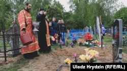 Штучныя кветкі на магіле ў Беларусі. Архіўнае фота 