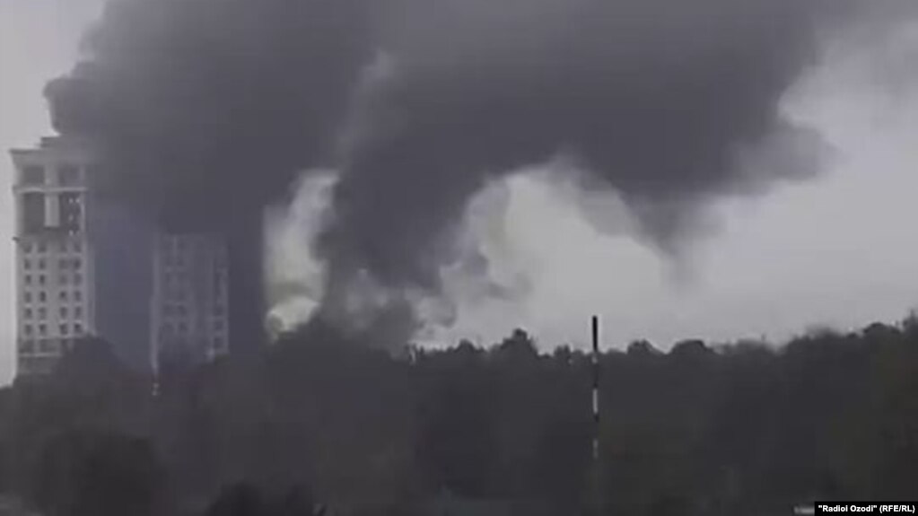 Сӯхтор дар бинои нотамоми меҳмонхонаи "Сомониён". АКС