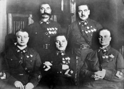 Первые маршалы СССР. Сидят, слева направо: Тухачевский, Ворошилов, Егоров. Стоят: Буденный, Блюхер. 1935 год