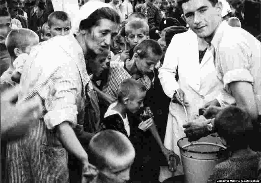 Distribution of food at Stara Gradiska in 1941.