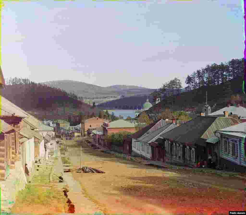 A Zlatoust street scene from around the turn of the last century. 