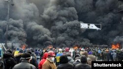 За даними ДБР, «підозрюваний правоохоронець, за відсутності будь-яких доказів вчинення масових заворушень, здійснив службове підроблення та незаконно затримав учасника акцій протесту за вчинення нібито ним масових заворушень в центральній частині міста Києва»