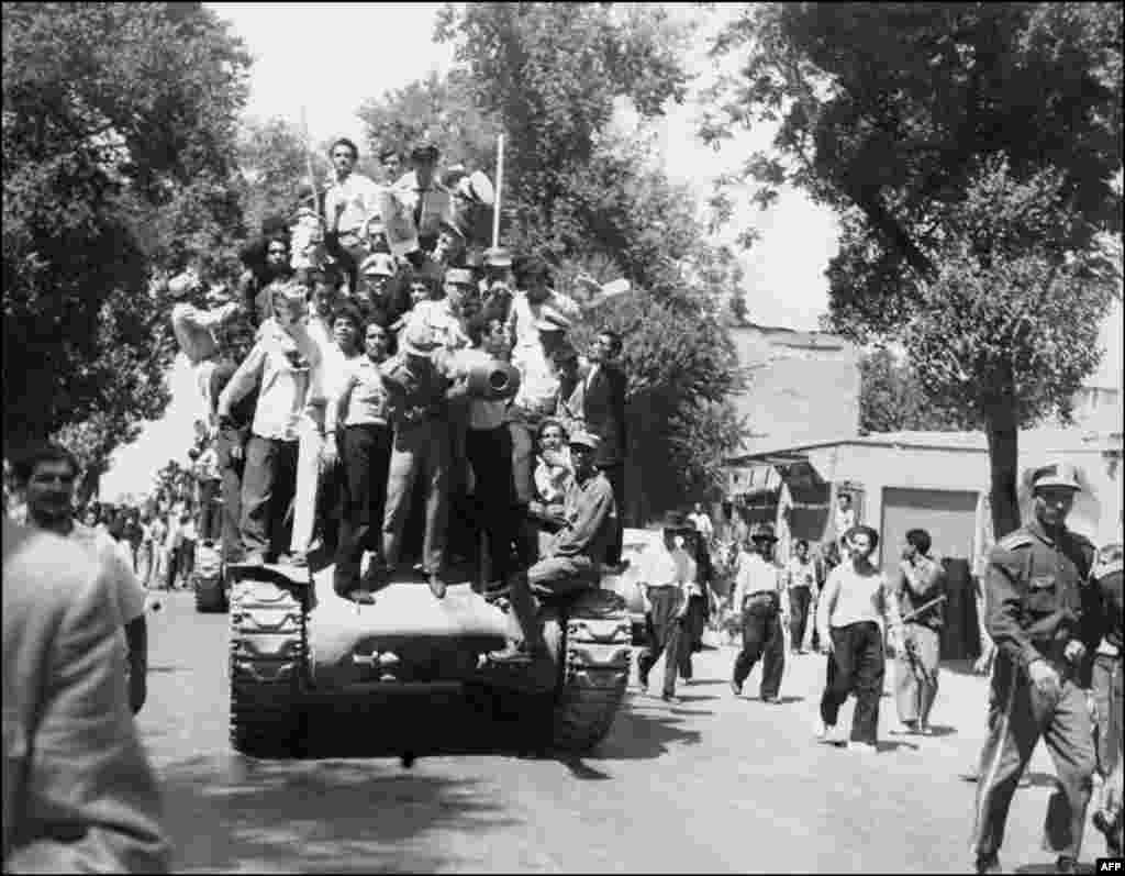 Офицеры иранской армии и сторонники монархи приветствуют возвращение шаха из изгнания, 27 августа 1953 года