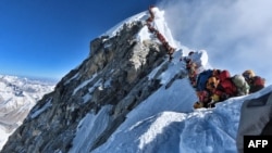 قلهٔ ایوریست و تلاش کوهنوردان برای رسیدن به آن 