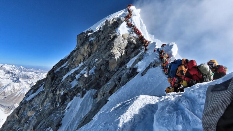 یک کوهنورد نیپالی برای بار سی‌ام به قُله کوه ایوریست بالای شد 