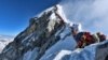 В очереди к пику Эвереста несколько сот альпинистов. Снимок сделан 22 мая 2019