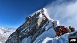 В очереди к пику Эверест несколько сот альпинистов. Снимок сделан 22 мая 2019 года.