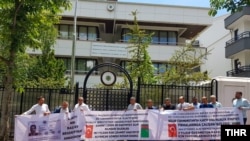 Митинг перед зданием посольства Туркменистана в Анкаре. Иллюстративное фото