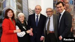 Михаил Ходорковский с семьей в Берлине перед пресс-конференцией 22 декабря