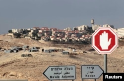 Камнем преткновения в израильско-американских отношениях остается вопрос о строительстве Израилем новых поселений на западном берегу Иордана и в восточном Иерусалиме