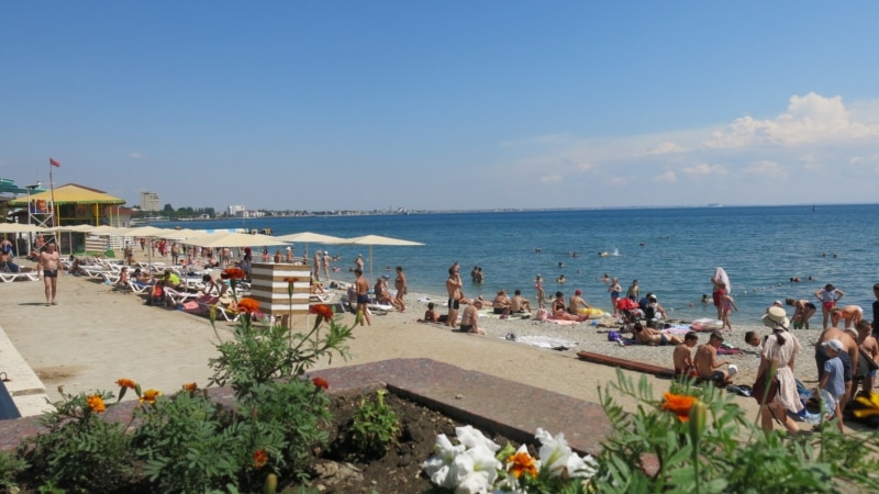 На пляже в Феодосии не проводят уборку, власти Крыма третий раз штрафуют арендатора