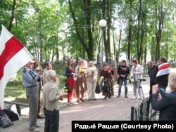 Грамадзкія актывісты ўшанавалі на менскіх Вайсковых могілках памяць Рут Уолер. Менск, 2019