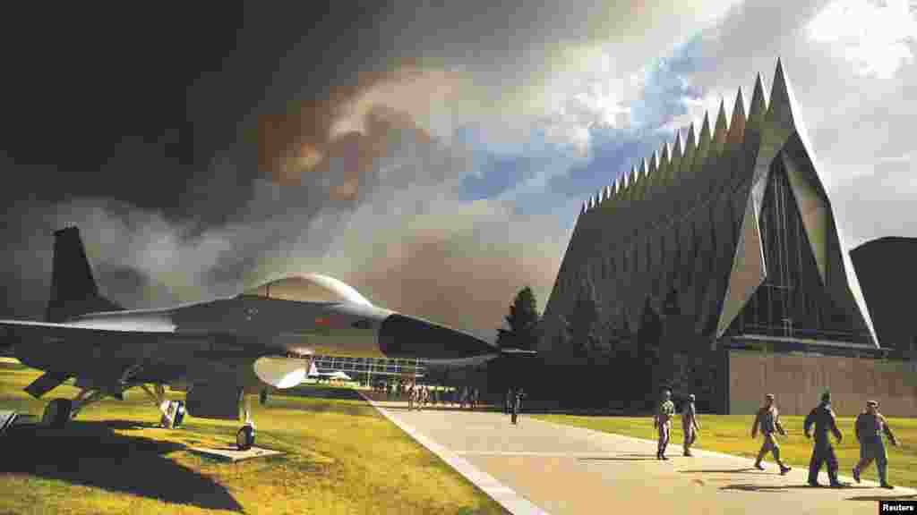 Smoke from the Waldo Canyon Fire rises near a U.S. Air Force Academy&#39;s chapel as cadets head for a briefing on evacuation procedures in Colorado Springs, Colorado. (Reuters/U.S. Air Force/Carol Lawrence)