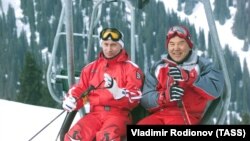 Vladimir Putin (solda) və Nursultan Nazarbayev (Foto arxivdəndir)