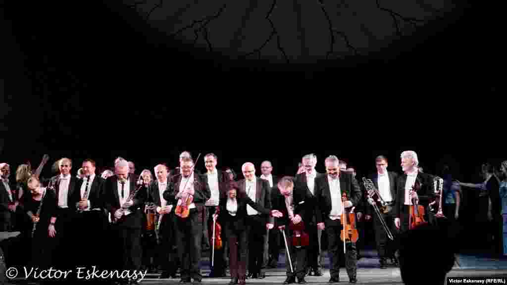 Orchestra Filarmonicii Gera-Altenbug și doi... violoniști români. Vezi și interviul cu Vasile Hanciu: https://moldova.europalibera.org/a/29154781.html