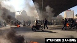 Жанармайдың қымбаттауына наразы адамдар. Исфахан, Иран, 16 қараша 2019 жыл.
