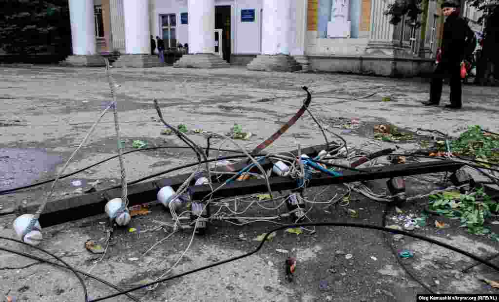 По всьому Сімферополю постраждали лінії електропередач. 