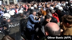 Belgradda protestçiler we polisiýa güýçleri