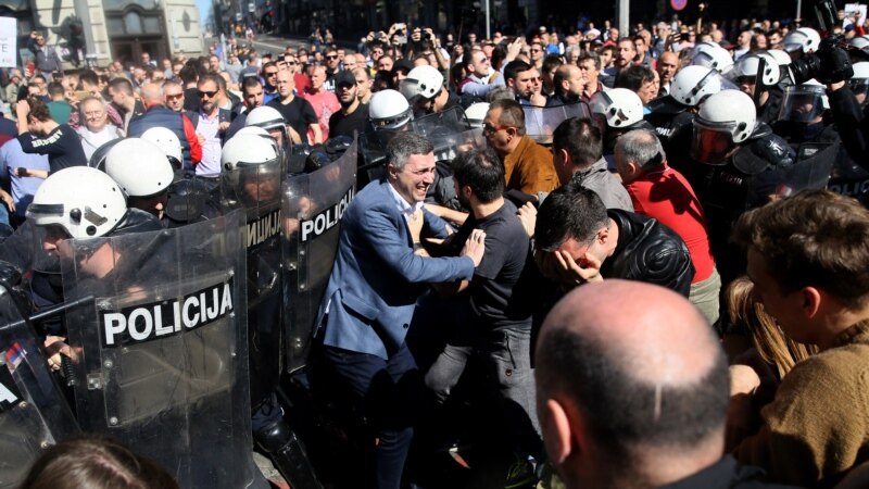 Во протестите во Белград повредени шест полицајци и приведени 18 лица