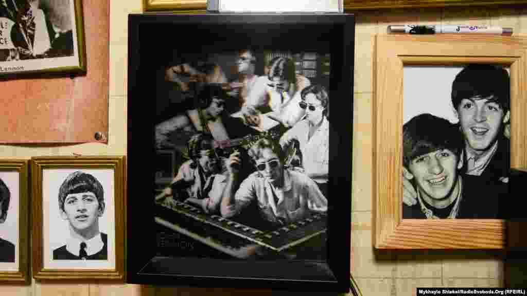 Це один з найдорожчих експонатів в одеській колекції The Beatles &ndash; голограма із кількома фотографіями Джона Леннона з офіційного музею гурту в Ліверпулі. Її купили за 400 фунтів спеціально для одеського колекціонера