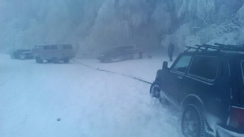 В Крыму открыли движение на двух дорогах – их перекрывали из-за сильного снегопада 