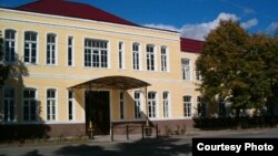 В Южной Осетии говорят, что руководство госуниверситета в последнее время многое делает для того, чтобы оставить у себя абитуриентов, – приглашает специалистов из России, открывает новые факультеты
