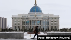 Ақорда ғимараты алдында кетіп бара жатқан адам. Астана, ақпан айы 2019 жыл.