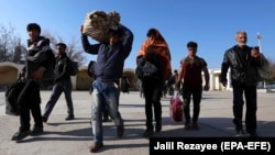 Afghan refugees cross the border into Afghanistan after they were deported by Iran, in Islam Qala port in Nimroz, in December 2017.