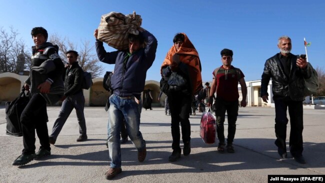 Afghan refugees cross the border into Afghanistan after they were deported by Iran, in Islam Qala port in Nimroz, in December 2017.