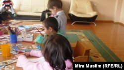 ВИЧ-инфицированные дети на уроках рисования в шымкентском центре "Мать и дитя".