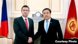 Спикер парламента Кыргызстана Асылбек Жээнбеков (справа) и председатель палаты депутатов парламента Чехии Ян Гамачек.