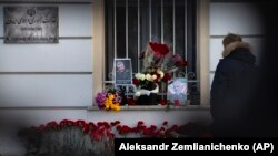 Moskvadakı İran səfirliyində Bağdadda vurulmuş General Qassem Soleimani anılır