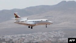 Літак Ево Моралеса після дозволу вилетіти з Австрії здійснює проміжну посадку на іспанських Канарських островах, фото 3 липня 2013 року