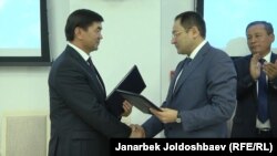Первый вице-премьер-министр Кыргызстана Мухамметкалы Абулгазиев (слева) и заместитель премьер-министра Узбекистана Адхам Икрамов. Андижан, 1 октября 2016 года.