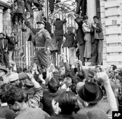 Демонстрація на підтримку шаха перед будівлею парламенту в Тегерані, 23 березня 1953 року