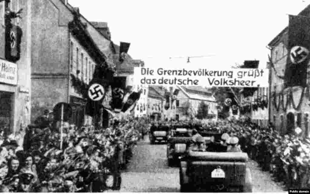 German troops cross the Czechoslovak border in October 1938. About 40 percent of the territory of the Czech part of Czechoslovakia was occupied by Germany.