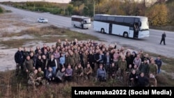 Освободените украинки бяха превозени с автобуси. От тях 11 са офицери, 85 – редници и сержанти, и само 12 цивилни