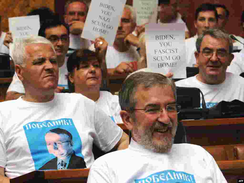 Protest i u Skupštini Srbije - Članovi Skupštine iz redova Radikala u znak protesta zbog Bajdenove poste došli su u majicama sa likom Vojislava Šešelja i parolama o nepoželjnosti američkog potpredsednika.